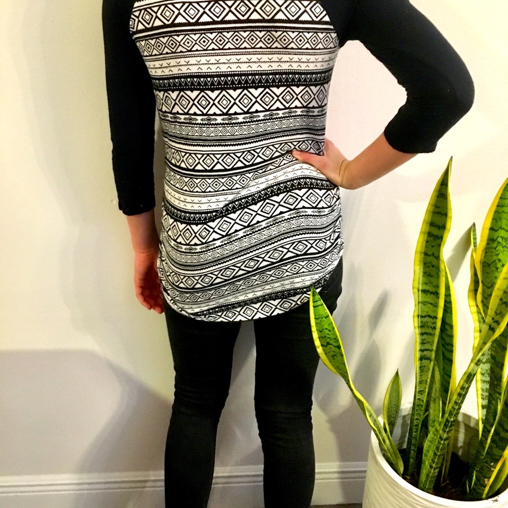 Mid Sleeve Black & White Patterned Shirt (large)